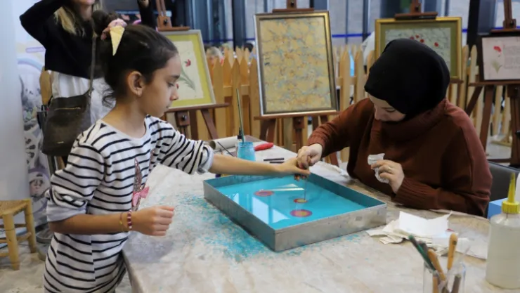 Çocuklar sanat ve eğlence atölyelerinde