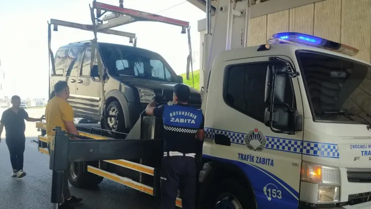 Çocuklarının tedavisine giden aileye zabıtadan yardım eli