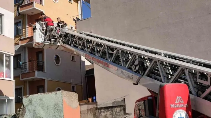 Çocuklarıyla birlikte eve kilitlendi