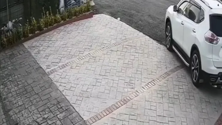 Çocuklarıyla birlikte yürürken araç çarptı