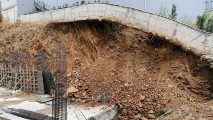 Çökme sebebiyle geceyi araçlarında sabahlayarak geçirenler oldu