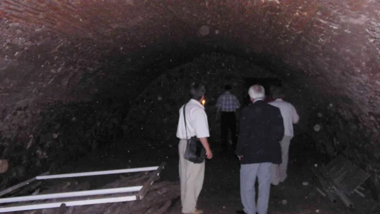 Çöplüğünden Herkül, evlerin altından tünel çıkan kent