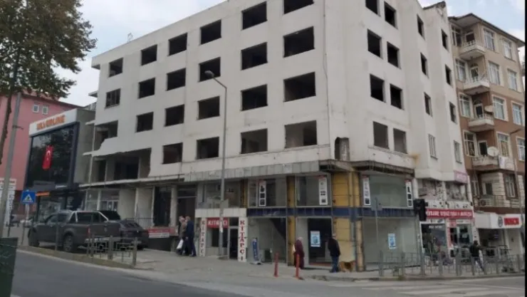 Coşkun Otel yine yıkılamıyor 