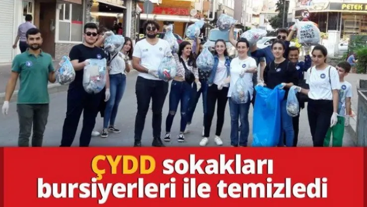 ÇYDD sokakları bursiyerleri ile temizledi