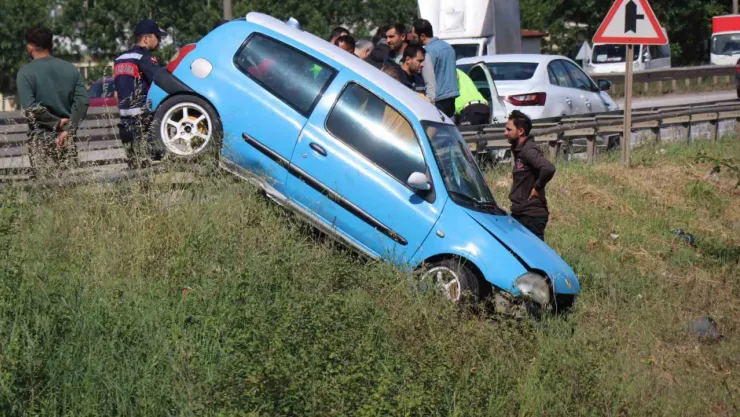 Bariyerlerin üzerinde sürüklenerek asılı kaldı