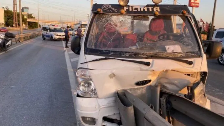 D-100'de kamyonet bariyerlere çarptı, sürücü ve yolcu sıkıştı