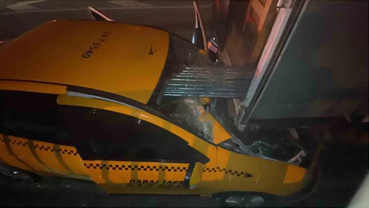 Ticari taksi, kamyonete ok gibi saplandı: 1 ölü, 1 yaralı