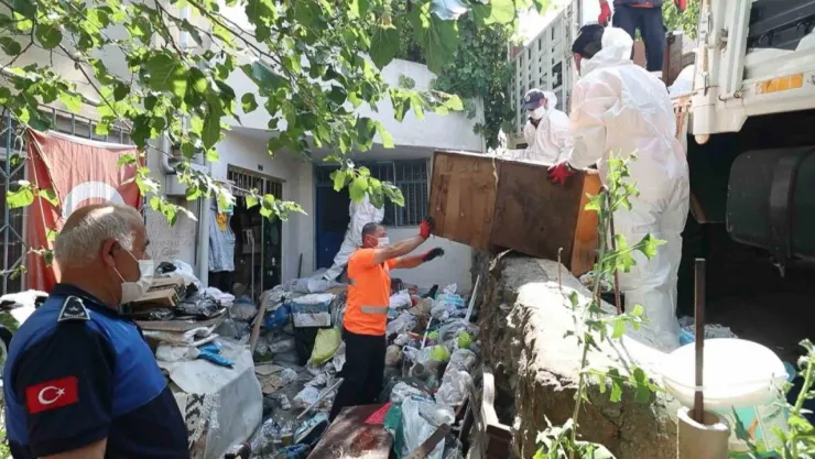 Daireden kamyon kamyon çöp çıktı
