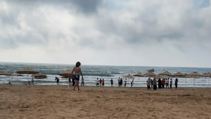 Denize giren 7 üniversite öğrencisinden biri hayatını kaybetti