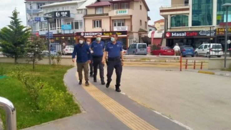 Davalık olan evini benzin dökerek ateşe verdi