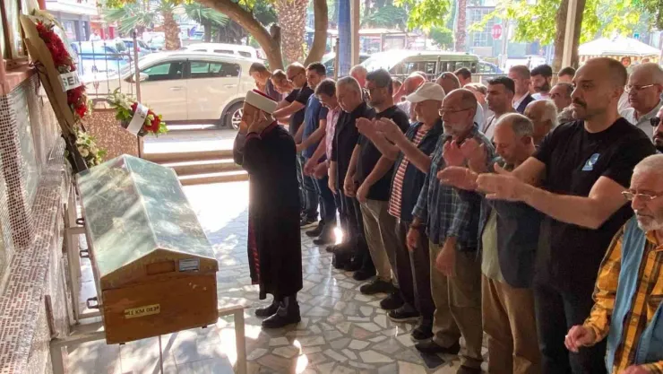 Demet Akalın kuzenini son yolculuğuna uğurladı