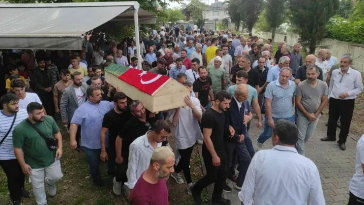 Kocaeli'de boğulan 2 genç Sakarya'da toprağa verildi