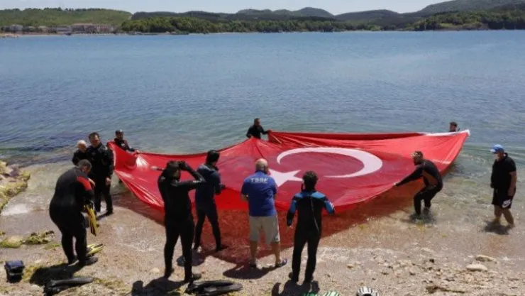 Denizin üstünde dev Türk bayrağı ve Atatürk posteri açtılar!