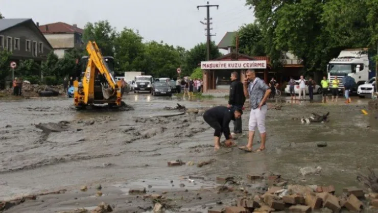 Dere taşınca Sapanca-Kartepe yolu ulaşıma kapandı