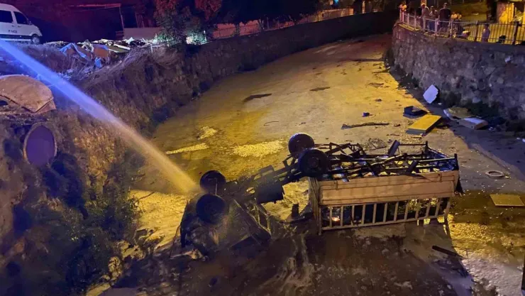 Dere yatağına düşen kamyonet alev aldı