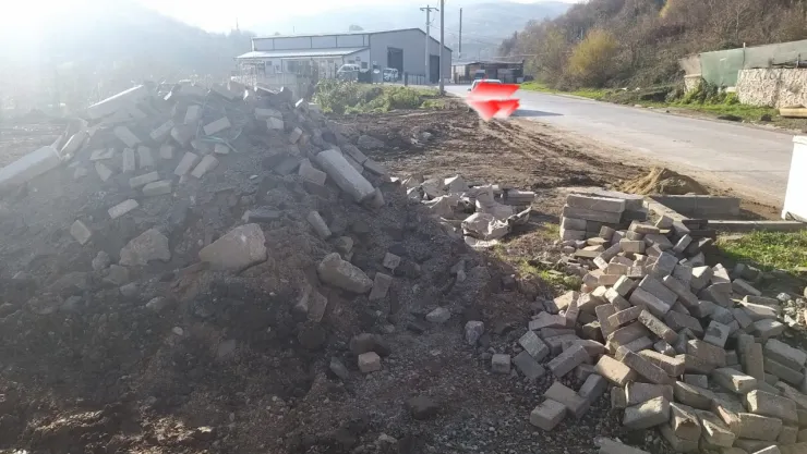 Dere yatağına hafriyat sonrası çıkan malzemeler taşınıyor