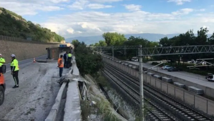 Devrilen mıcır yüklü kamyon hem D-100'ü hem tren yolunu kapattı!