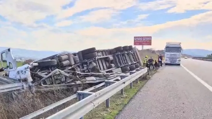 Devrilen tır sürücüsünü itfaiye kurtardı