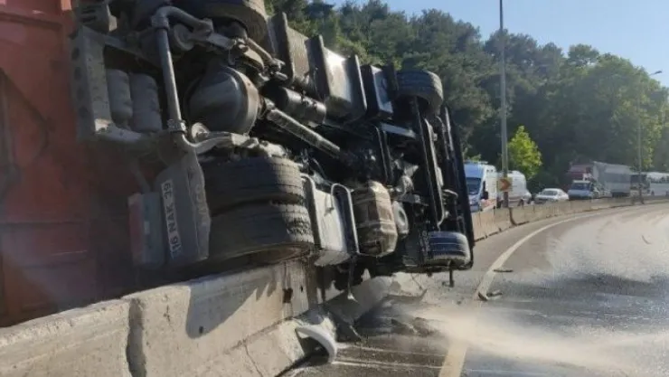Devrilip sürüklenen tırdan kendi imkanlarıyla çıktı