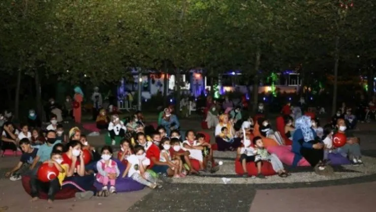 Dilovası'nda açık havada sinemaya yoğun ilgi