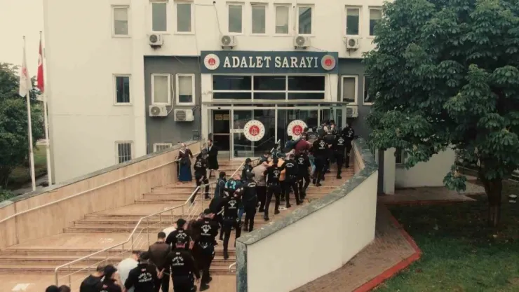 Dolaptan çıkan göçmen kaçakçılar tutuklandı
