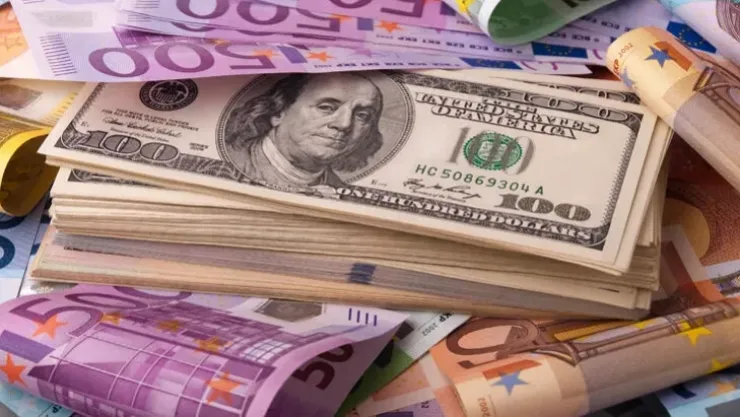 Dolar, Euro ile arayı açıyor 