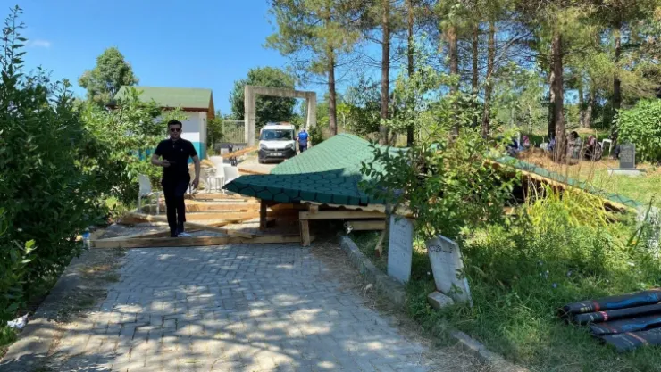 Dua okuyanların üzerine sundurma çöktü: yaralılar var