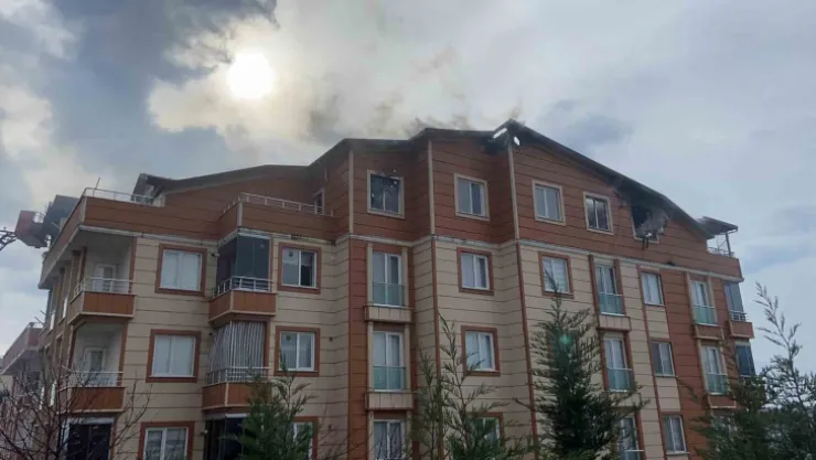 Kocaeli'de dubleks daire alev alev yandı