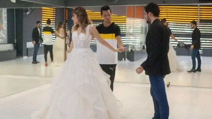 Düğün heyecanı başladı, çiftler gelin ve damatlıkla dans kursuna koştu