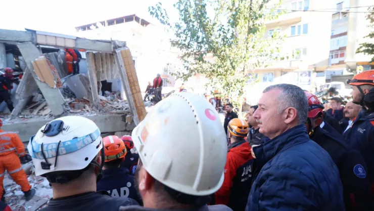 Ekipler enkazdan gelen sese ulaşmaya çalışıyor