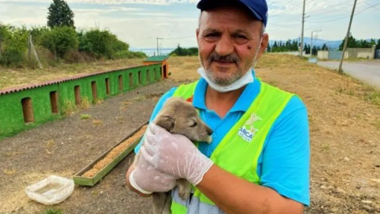 Ekrem amca şefkatiyle örnek oluyor!