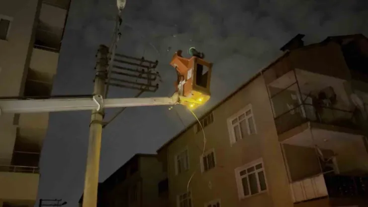 Elektrik kabloları bomba gibi patladı
