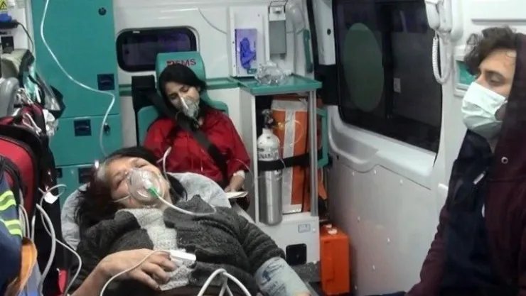 Elektrik kontağından çıkan yangın 5 kişiyi hastanelik etti