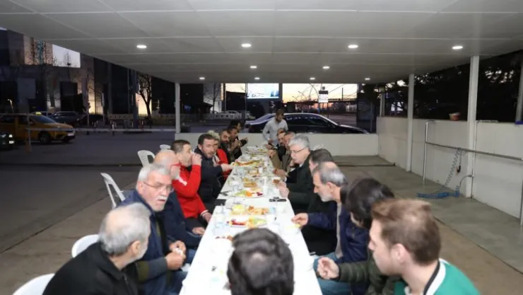 Ellibeş, taksi durağında iftar yaptı