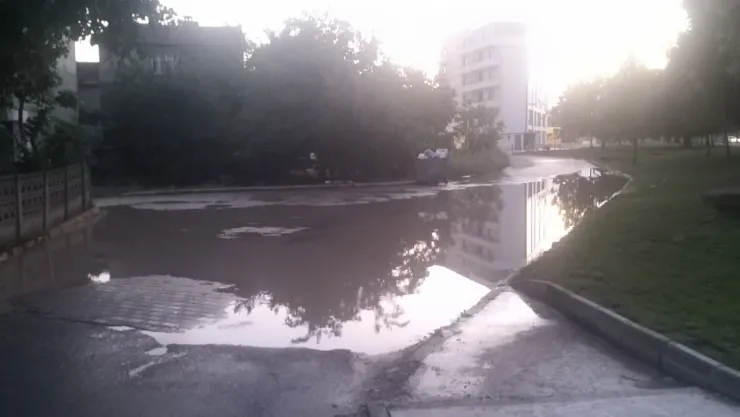 En ufak yağmurda su birikiyor