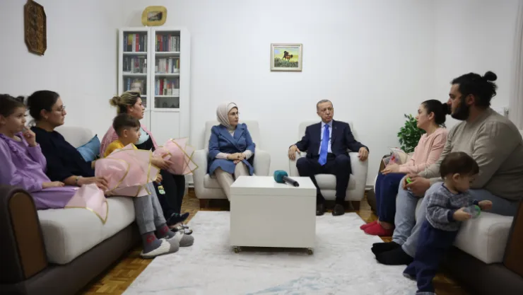 Erdoğan, depremzede aileyi ziyaret etti