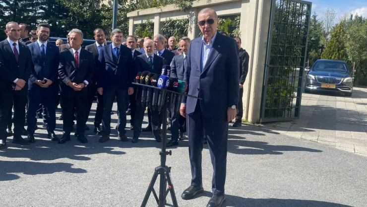 Erdoğan: Türkiye dipdiri ayaktadır, dipdiri gündemi elinde tutmaktadır