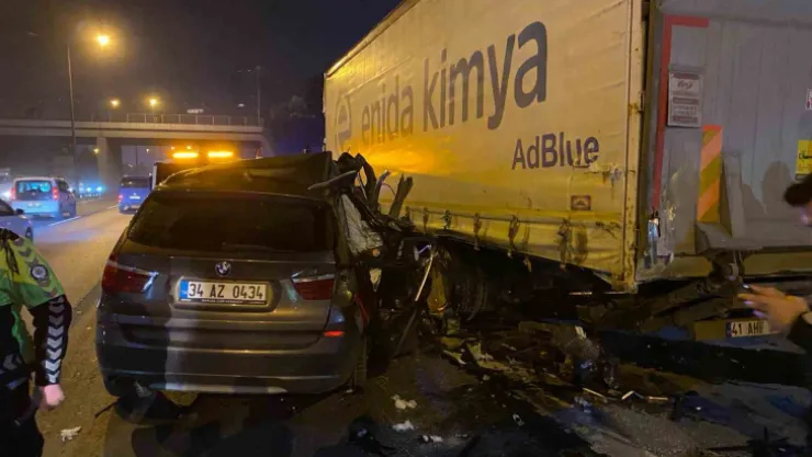 TEM Otoyolu'nda otomobil tıra çarptı: 1 yaralı