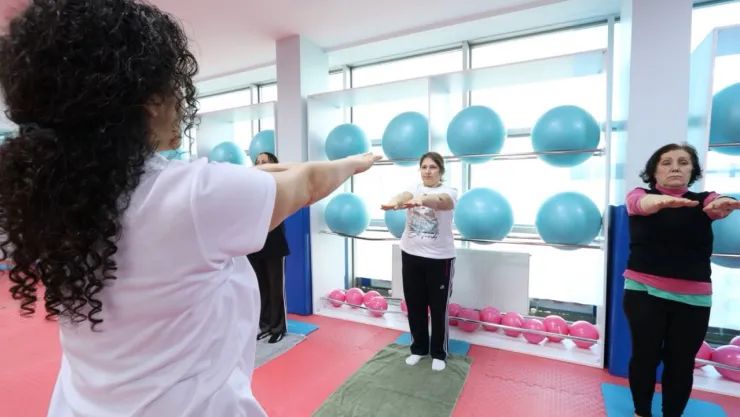 Eşinin 20 yıl önce aldığı montu yeniden giydi