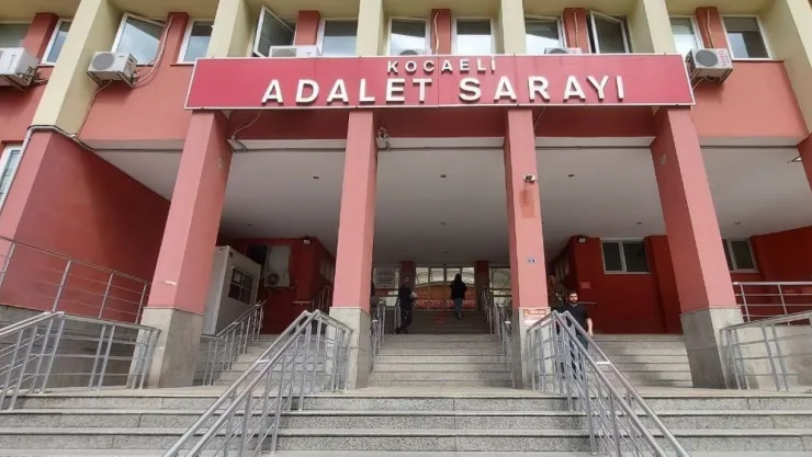 Eşinin yasak aşkını 8 yerinden bıçaklayan sanığa 3 yıl hapis