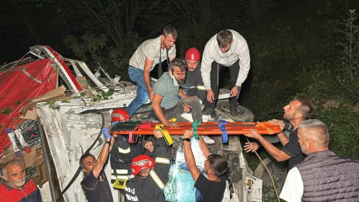 Eşya yüklü kamyon dere yatağına uçtu