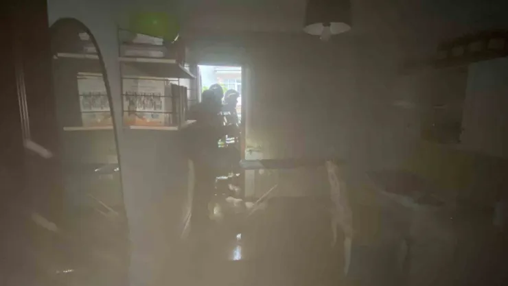 Kocaeli'de eve yıldırım düştü