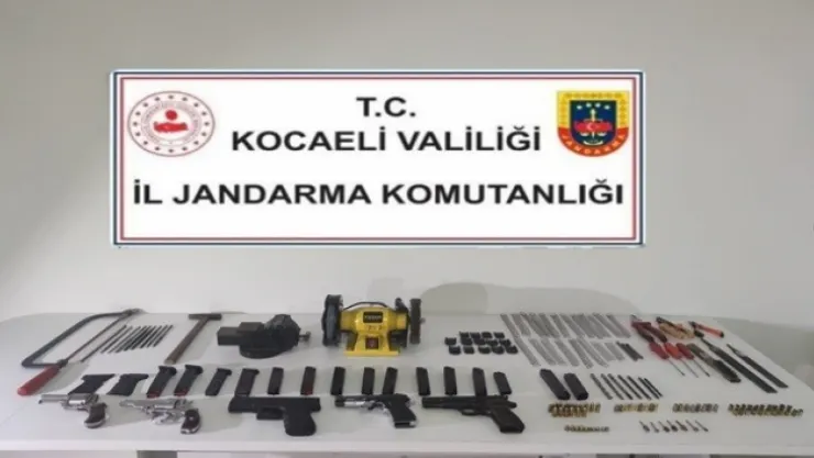 Evi cephaneye çevirmiş!