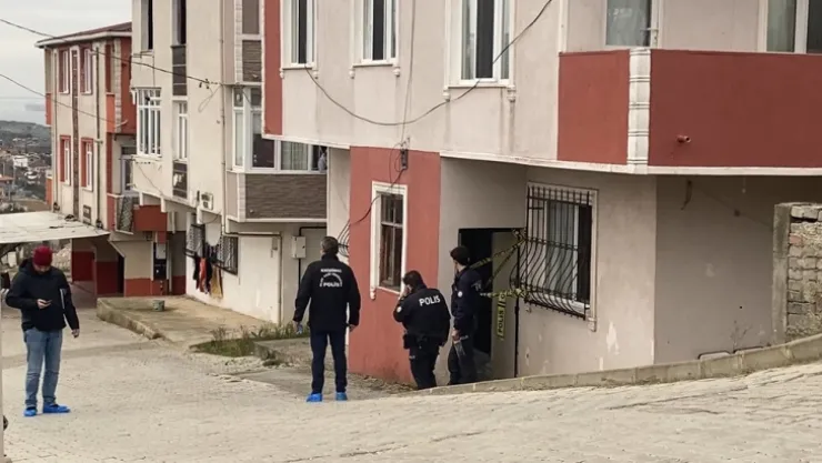 Evinde silahla başından vurulmuş halde bulundu