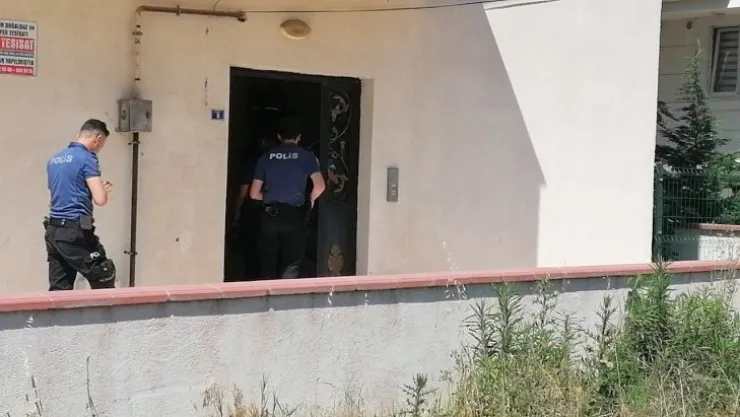 Evinde silahla vurulmuş halde bulundu