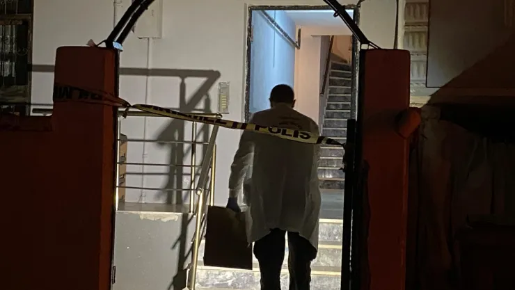 Evinde silahla vurulmuş halde bulundu