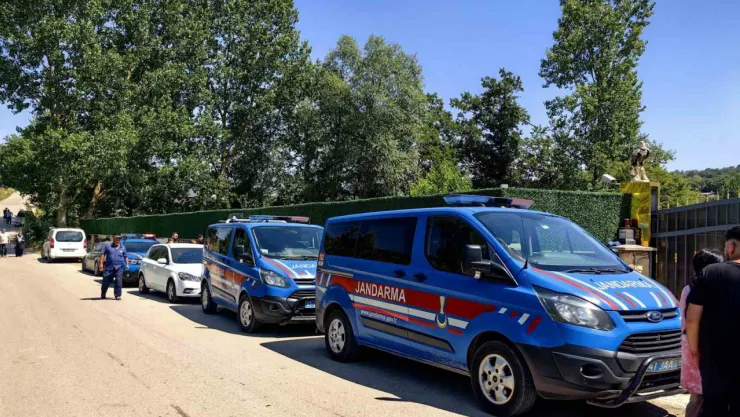 Evinde silahla vurulmuş halde bulundu