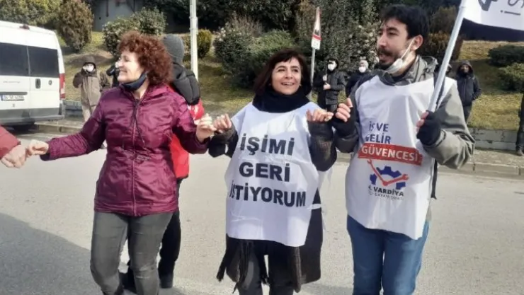 Fabrikada işçilerinden halaylı eylem