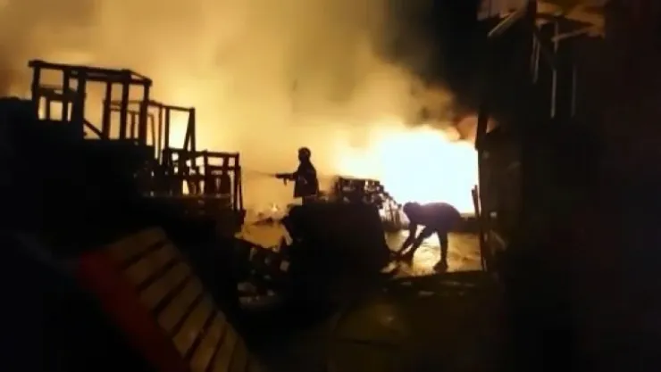 Fabrika önünde yangın!