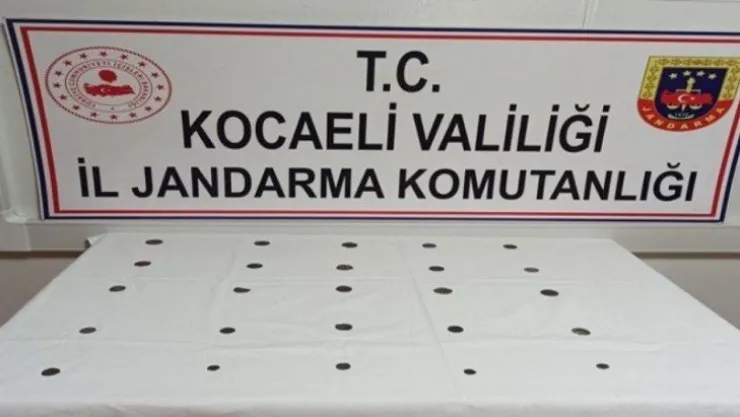 Feribot iskelesi yolundaki araçtan 25 tarihi sikke yakalandı